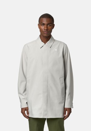 Cappotto impermeabile grigio chiaro con colletto a punta, due tasche laterali e un piccolo logo sul petto; texture liscia e vestibilità su misura.