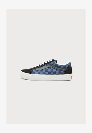 Baskets basses avec bout et talon en daim noir, côtés en tissu à damier bleu et noir, lacets blancs, semelle en caoutchouc blanche et logo rouge au talon.