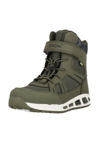 Olivgrüne Mid-Top-Stiefel aus strukturiertem Material, mit verstellbarem Riemen und Mesh-Akzenten. Ausgestattet mit einer weißen Sohle mit Ausschnitten für Dämpfung.