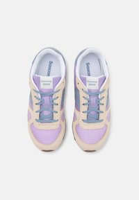 Saucony Shadow-sneakers med en överdel i lavendelmesh, beige mockadetaljer och ljusblå snören, med en vadderad vit innersula.