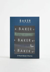 Confezione da tre boxer neri, verdi e blu, con fasce elastiche con il marchio "BAKER". Presentati in una scatola rettangolare blu.