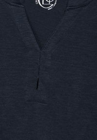 Marineblaues kurzärmliges Top mit V-Ausschnitt, das mit einer kleinen Knopfleiste und einem strukturierten Stoff versehen ist, geeignet für den Freizeitlook.