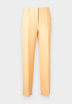 Pantalon beige à jambes droites avec plis sur le devant, passants pour ceinture et fermeture frontale dissimulée, présenté sur un fond clair uni.