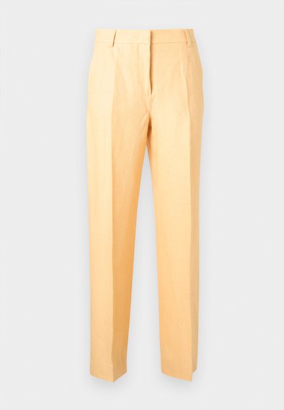 Pantalon beige à jambes droites avec plis sur le devant, passants pour ceinture et fermeture frontale dissimulée, présenté sur un fond clair uni.