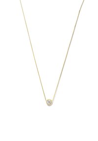 Gouden ketting met een fijne schakel en een enkele ronde hanger voorzien van een heldere, fonkelende edelsteen in een bezelzetting.