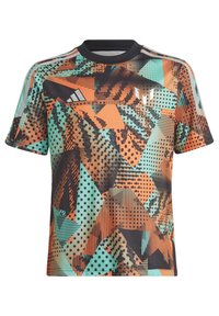 Koszulka sportowa z krótkim rękawem, zdobiona abstrakcyjnym wzorem w kolorach pomarańczowym, turkusowym i czarnym, z okrągłym dekoltem i teksturowanym materiałem.