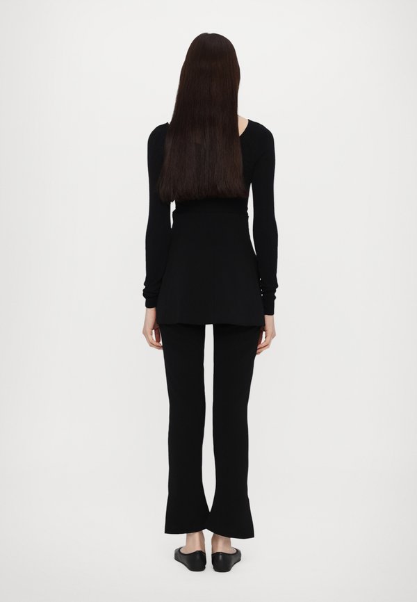 TROUSER WITH BASQUE DETAIL - Trousers2