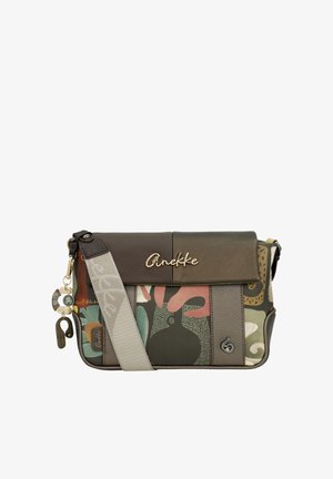 Umhängetasche mit mehrfarbigem abstraktem Muster, brauner Lederklappe, beige verstellbarem Riemen und goldenem "Anekke"-Logo auf der Vorderseite.