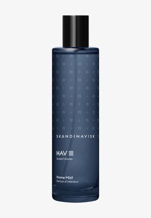 Wysoka cylindryczna butelka ze spryskiwaczem w ciemnoniebieskim kolorze z czarną nakrętką, oznaczona etykietą Skandinavisk HAV Distant Shores Home Mist.