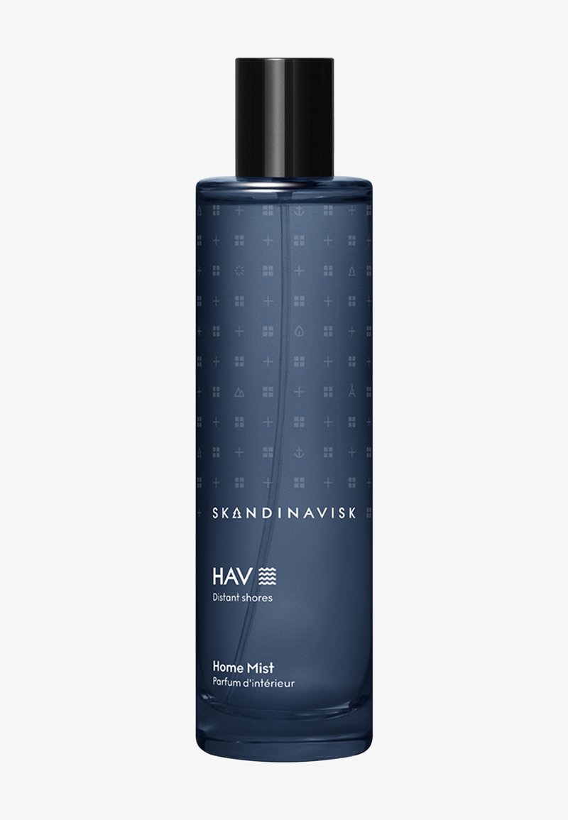 Bouteille pulvérisatrice cylindrique haute de couleur bleu foncé avec un capuchon noir, étiquetée Skandinavisk HAV Distant Shores Home Mist.