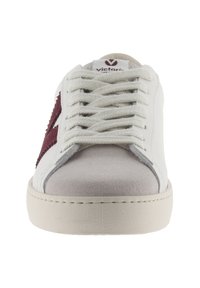 Sneakers bianchi in pelle con dettagli in suede bordeaux, dotati di lacci piatti beige, punta rotonda e suola in gomma testurizzata.