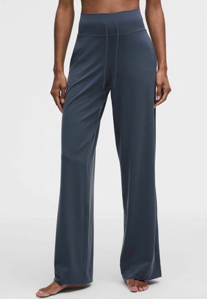 lululemon, GROOVE WIDE-LEG HIGH RISE SHORT
- Trousers - dusty diamond
