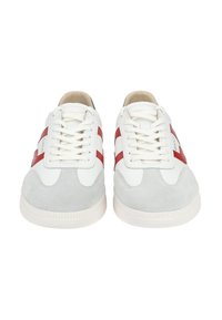 Zapatillas de cuero blancas con detalles en rojo y puntera de gamuza gris. Forma redondeada con suela texturizada y cordones planos.