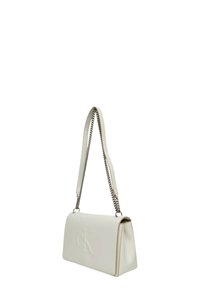 Borsa a spalla in pelle bianca con tracolla a catena, forma rettangolare, logo "ck" in rilievo sulla parte frontale, texture liscia e design strutturato.