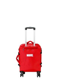 Maleta roja con ruedas de tela, que cuenta con un mango de metal telescópico, ruedas de plástico negro y un logo blanco de "MARVEL" en la parte frontal.