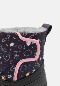 Černá bota s výškou do poloviny lýtek. Svršek je vyroben z fialové látky s barevnými potisky srdcí, hvězd a mraků, lemovaný růžovou barvou.