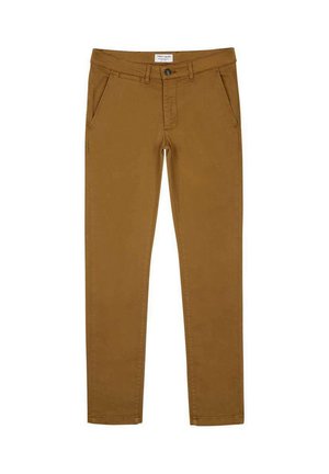 Pantalons chinos marron coupe slim avec poches avant, passants pour ceinture, fermeture par bouton et étiquette de marque visible à l'intérieur de la ceinture.