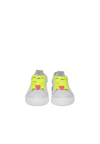 Sneakers bianchi con lacci giallo neon, dettagli a forma di cuore rosa, suola in gomma texturizzata e design minimalista.