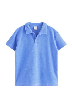 Vaaleansininen lyhythihainen poolopaita, jossa pehmeä, tekstuuriltaan elävä kangas ja avoin kaulus ilman nappeja.