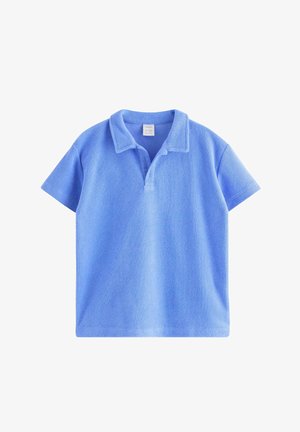 Jasnoniebieska koszulka polo z krótkim rękawem, wykonana z miękkiego, strukturalnego materiału, z otwartym kołnierzem bez guzików.