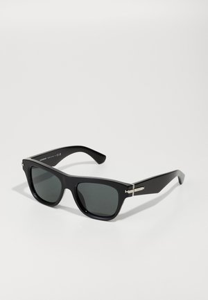 Ochelari de soare din plastic negru cu lentile pătrate, lentile nuanțate de gri și accente din metal argintiu la tâmple. Design plat și lat.