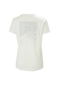 Bílé tričko s krátkým rukávem s potiskem hory a textem "HELly HANSEN FEEL ALIVE" v světlé šedé barvě. Měkká textura, volný střih.