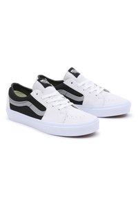 Sneakers bianchi e neri con materiali in camoscio e rete, dotati di punta arrotondata, chiusura con lacci e logo sulla linguetta. Sole in gomma.