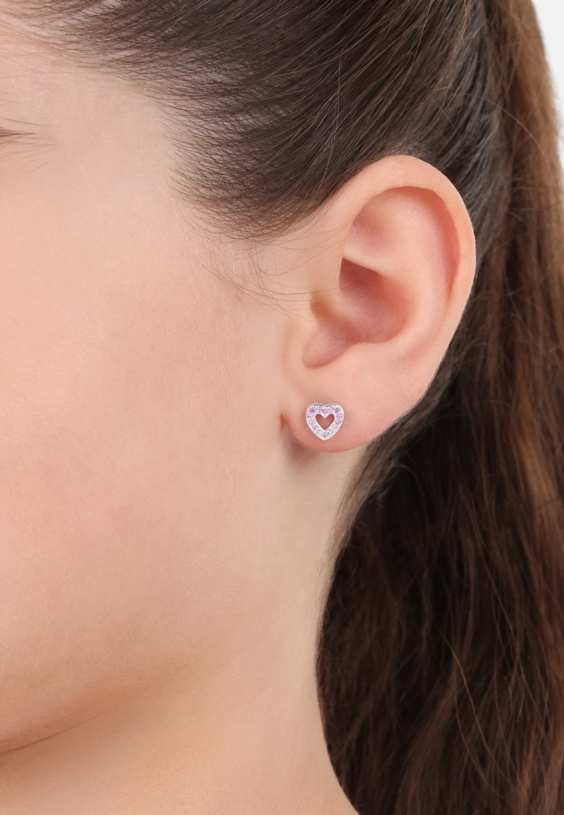 Orecchini a perno a forma di cuore con un centro rosa, circondato da pietre trasparenti, montati in un metallo lucido. Design semplice e decorativo.
