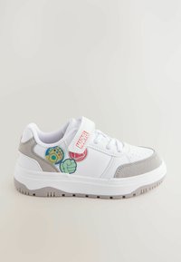 Zapatilla blanca con acentos de ante gris, que presenta gráficos de personajes de Marvel. Cierre de tira de velcro y cordones. Suela de goma con agarre.