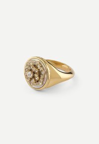 Goldfarbener Ring mit rundem Design und floralem Motiv, verziert mit klaren Steinen und einem glatt polierten Band. Material: Edelstahl.
