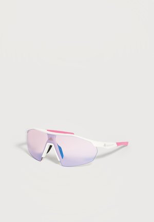 Witte en roze sportschoenen met paarse reflecterende lenzen die op een lichte ondergrond rusten.