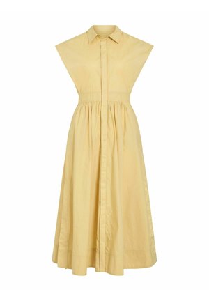 Robe chemise jaune sans manches avec col pointu, taille froncée et jupe midi évasée sur fond blanc.