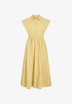 Gul ærmeløs skjortekjole med spids krave, indsnævret talje og A-formet midi-nederdel på hvid baggrund.