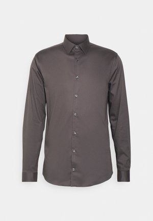 Camisa de mangas longas cinza escuro com colarinho clássico e fecho de botões. Apresenta botões coordenados e uma textura de tecido suave e ligeiramente brilhante.