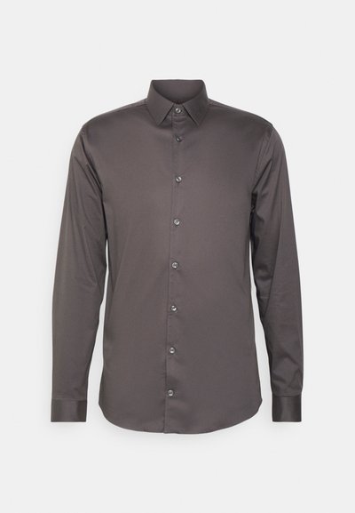 Camisa de mangas longas cinza escuro com colarinho clássico e fecho de botões. Apresenta botões coordenados e uma textura de tecido suave e ligeiramente brilhante.