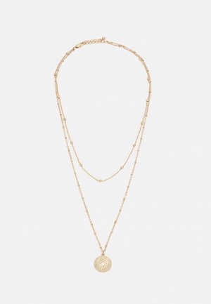 Zlatna ogrlica s dva lanca i sferičnim akcentima, te kružnim privjeskom koji prikazuje složene cvjetne uzorke.