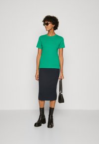 Tommy Hilfiger SLIM CODY - Marškinėliai su spaudiniu - olympic green