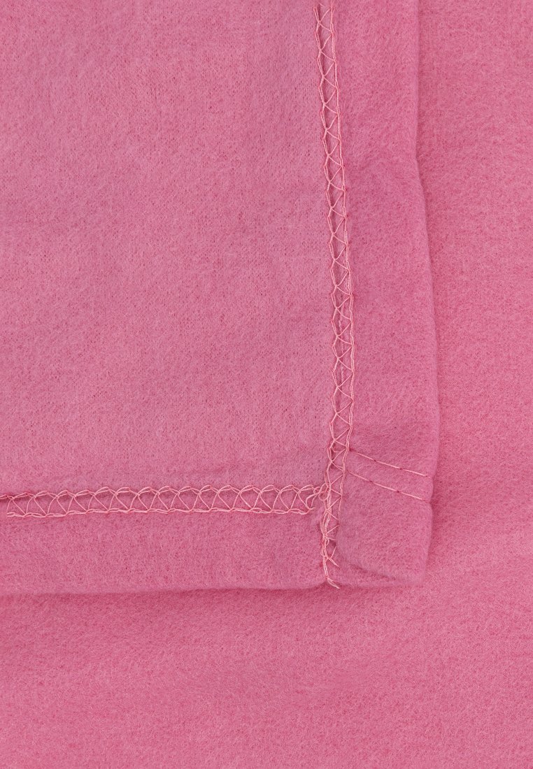 Rosa Textil mit einer weichen, strukturierten Oberfläche; verfügt über rosa Nähte entlang der Ränder und eine gefaltete Ecke für Details.