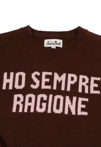 Maglione lavorato a maglia marrone con il testo "HO SEMPRE RAGIONE" in rosa. Design classico con collo rotondo e rifiniture a coste. L'etichetta mostra il marchio "Saint Barth."