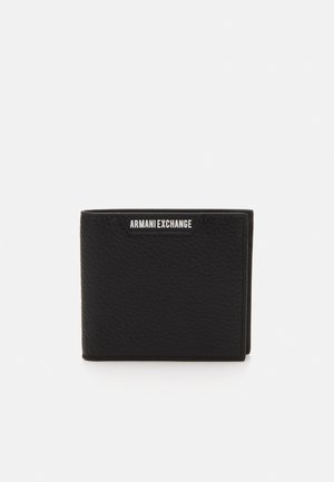 Portafoglio in pelle nera con texture a pietra. Presenta un design orizzontale e un logo argentato in rilievo sulla parte anteriore superiore.