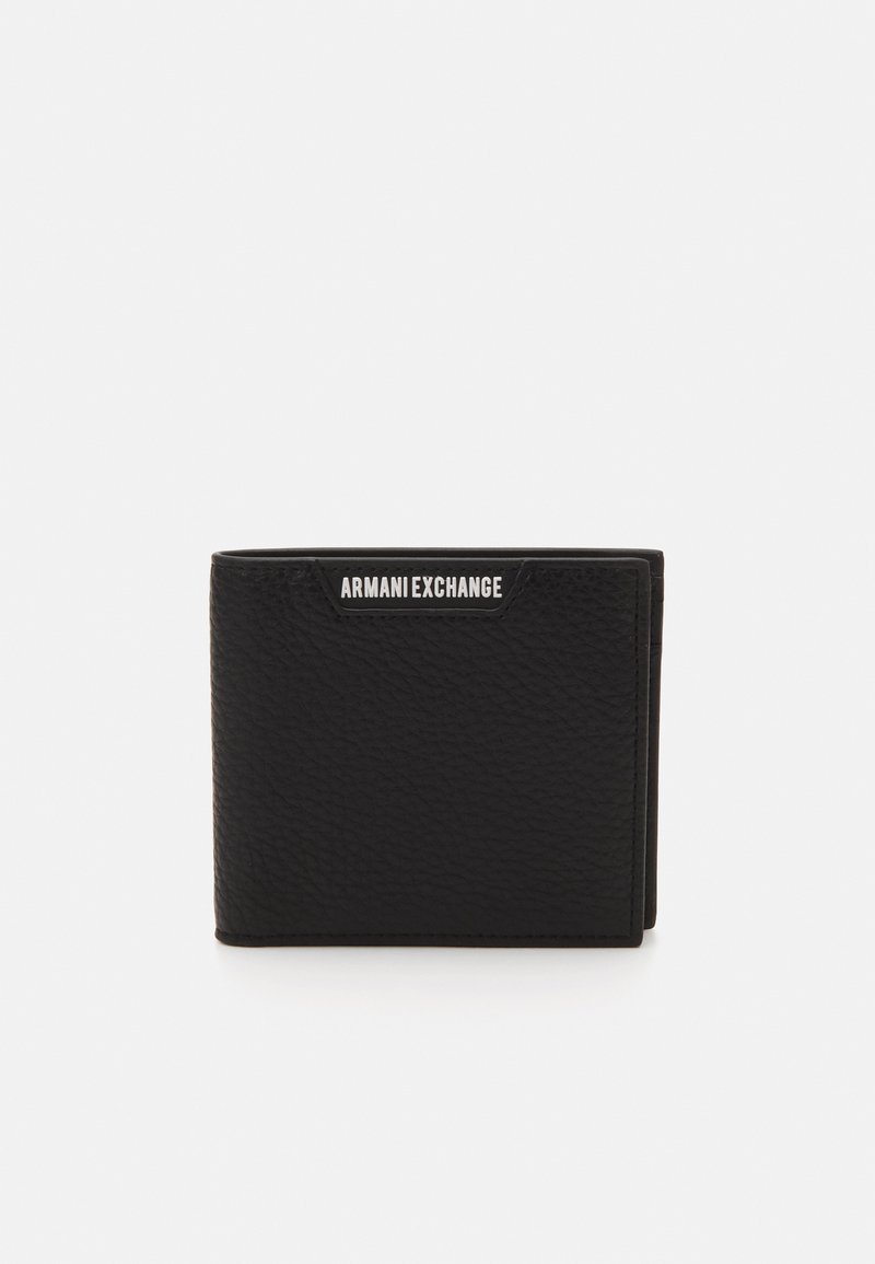 Portafoglio in pelle nera con texture a pietra. Presenta un design orizzontale e un logo argentato in rilievo sulla parte anteriore superiore.