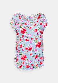 Top a maniche corte floreale con sfondo azzurro chiaro. Presenta fiori rossi e rosa, un collo a giro e spacco laterale sull'orlo.