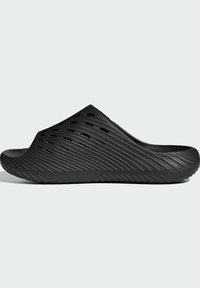 Μαύρο σανδάλι τύπου slip-on με υφή στην σόλα και το πάνω μέρος, που διαθέτει οπές αερισμού και διαγώνια ραβδωτά σχέδια για καλύτερο αερισμό.