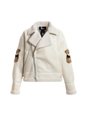 Chaqueta blanca de piel sintética de borreguillo con diseño con cuello, que cuenta con una cremallera frontal y parches bordados de ositos de peluche en las mangas.