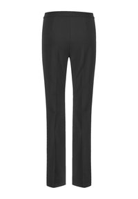 Černé kalhoty s rovnými nohavicemi, které mají hladkou texturu a dvě zadní kapsy. Navrženy s upraveným pasem a bez viditelných zapínání.