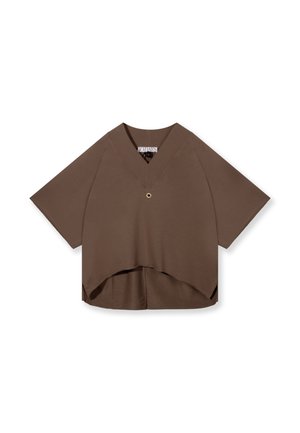 Bruin kort mouwtopje met V-hals, losse pasvorm, asymmetrische zoom en klein metalen ringdetail aan de voorkant in het midden.