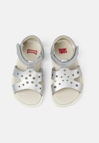 Hopea metalliset sandaalit, joissa on rei'itetty malli ja tarranauha. Varustettu valkoisella kumipohjalla. Logot "CAMPER" ja "TWINS" näkyvät sisällä.