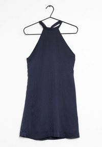 Marine-blaues Neckholderkleid mit einer taillierten Silhouette, strukturiertem Material mit kleinen Punkten und geradem Saum. Hängt an einem schwarzen Kunststoffkleiderbügel.