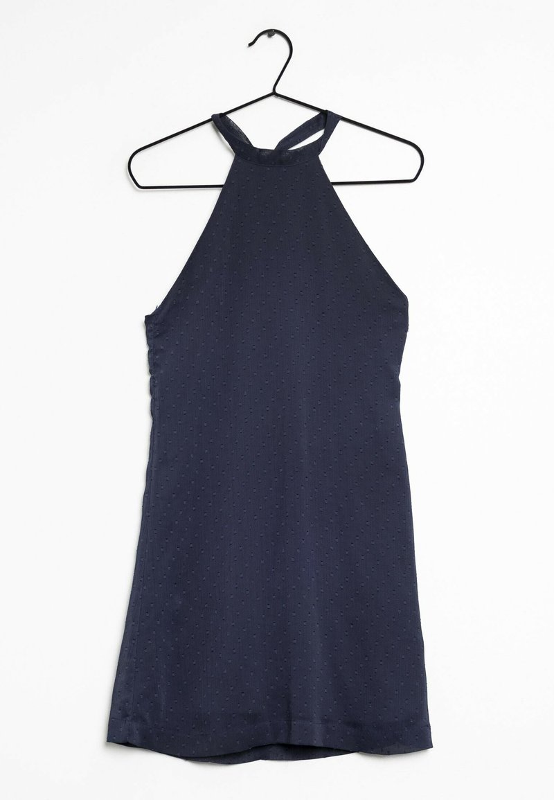 Marine-blaues Neckholderkleid mit einer taillierten Silhouette, strukturiertem Material mit kleinen Punkten und geradem Saum. Hängt an einem schwarzen Kunststoffkleiderbügel.