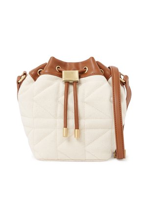 Petit sac bourse en tissu matelassé beige avec cordon de serrage en cuir marron, ferrures dorées et bandoulière réglable.